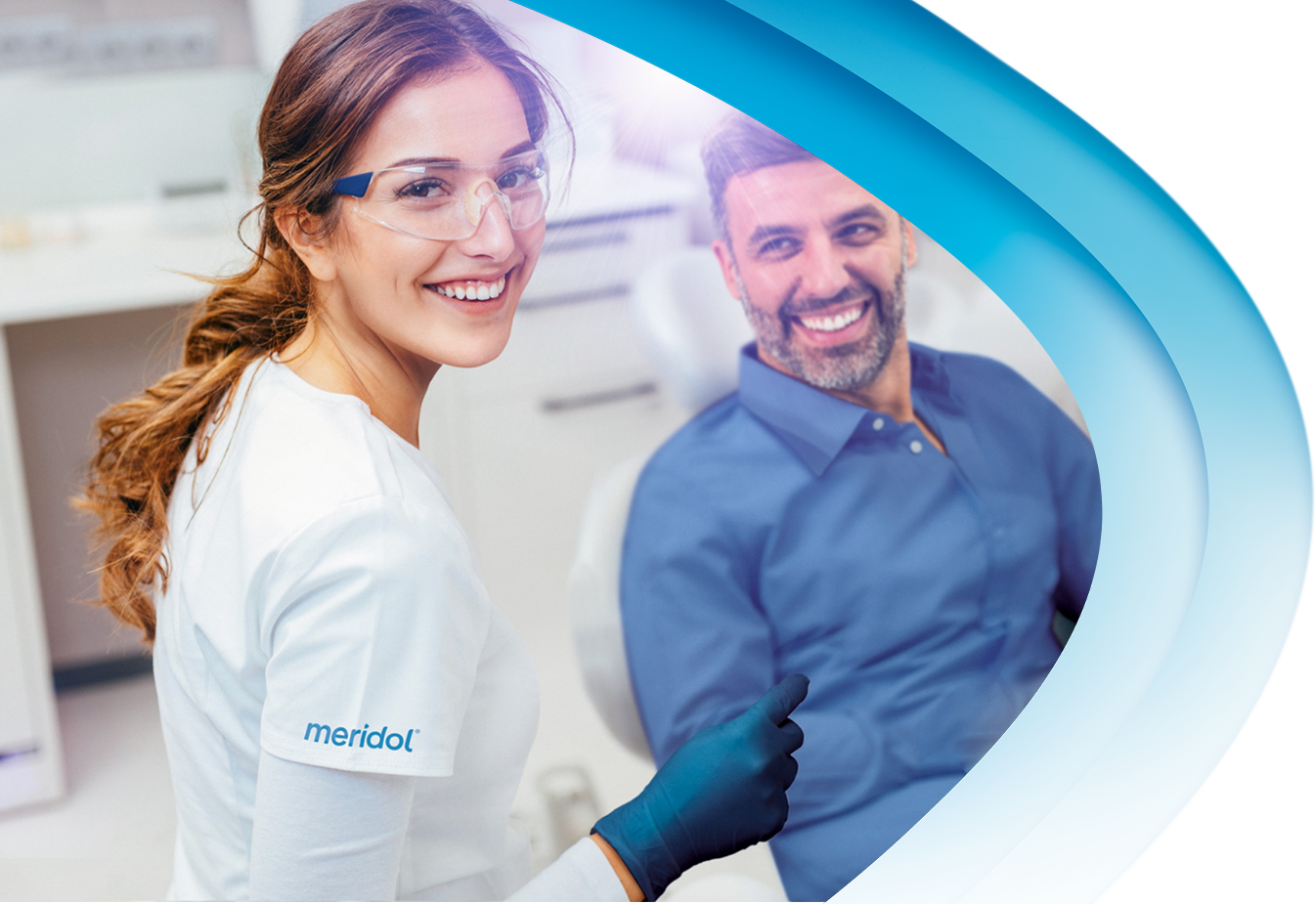 Kobieta i mężczyzna uśmiechają się do siebie w gabinecie stomatologicznym