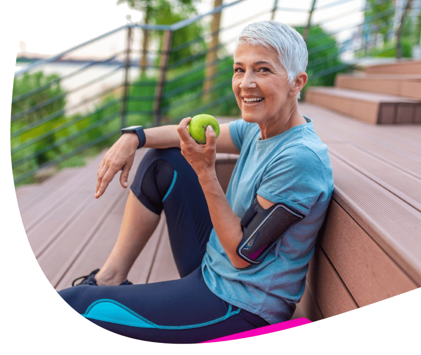 Zdrowa starsza kobieta jedząca jabłko